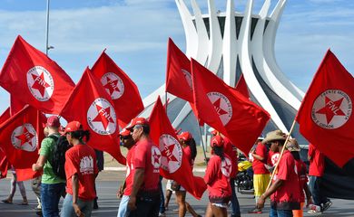 Integrantes da Frente Nacional de Luta Campo e Cidade, se reúnem em Brasília para uma mobilização em defesa da reforma agrária e contra a PEC 215 (Antonio Cruz/Agência Brasil)