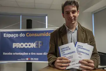 Paulo Pinto/Agência Brasil São Paulo (SP), 23/06/2025 - Procon-SP lança uma cartilha e um conjunto de folders sobre direitos básicos do consumidor, desenvolvidos especialmente para refugiados e migrantes que se encontram no Brasil. Arthur Caron -Francês.
Foto: Paulo Pinto/Agência Brasil