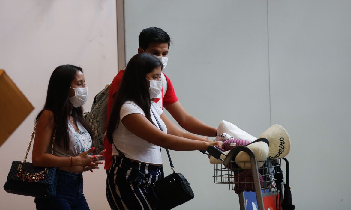 Passageiros e funcionários circulam vestindo máscaras contra o novo coronavírus (Covid-19) no Aeroporto Internacional Tom Jobim- Rio Galeão. (Fernando Frazão/Agência Brasil)