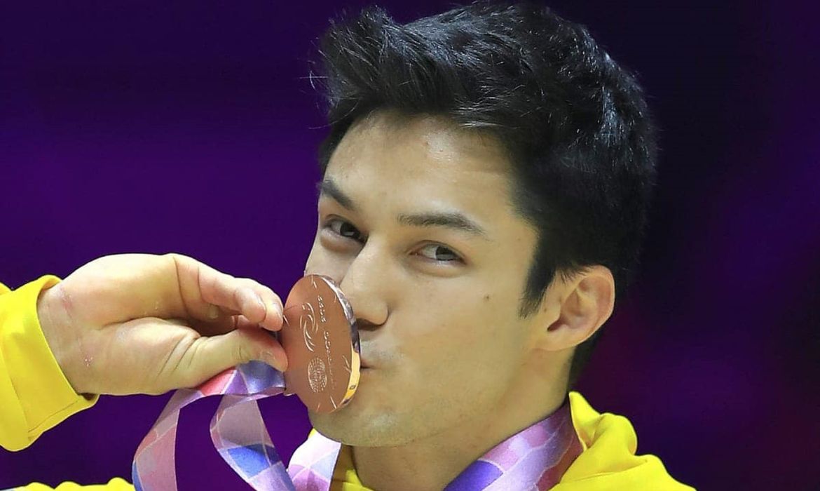 Arthur Nory beija medalha de bronze conquistada no Mundial de Ginástica 2022 em Liverpool