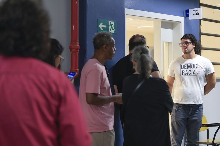 Eleitores têm até as 17h para escolher candidatos