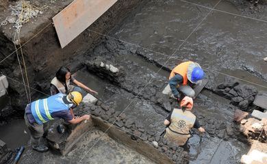 Túmulos de quatro crianças astecas são descobertos no México