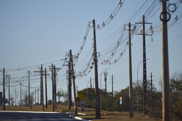 Postes de rede elétrica próximo ao Colégio Militar de Brasilia, no bairo da Asa Norte