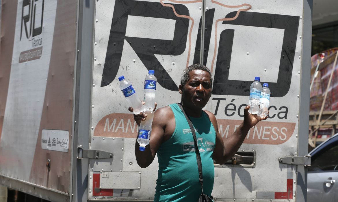 Em dia de forte calor, ambulantes vendem água no centro da cidade. 
