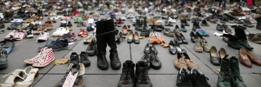 Na véspera do início da COP21, milhares de sapatos cobrem hoje (29) a praça parisiense de onde sairia uma marcha pelo clima, cancelada devido aos recentes atentados na capital francesa