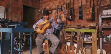 Conheça o trabalho de Índio Cachoeira: violeiro e luthier