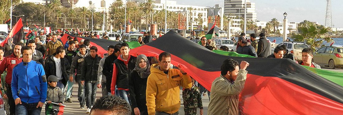 A onda de violência aconteceu um dia depois dos protestos que levaram cerca de 30 mil pessoas às ruas de Benghazi para pedir o fim da ação dos grupos armados.