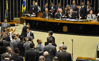 Brasília - O presidente do Congresso, senador Renan Calheiros, durante sessão conjunta destinada a analisar e votar vetos (José Cruz/Agência Brasil)