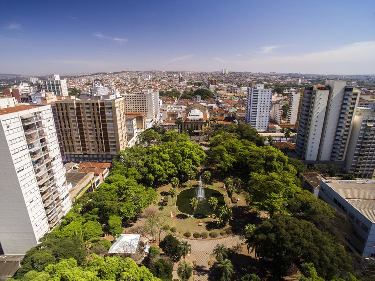 Imagens áreas da cidade de Ribeirão Preto, no estado de São Paulo.