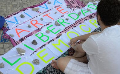 Rio de Janeiro - Ato Arte Pela Liberdade, #CensuraNuncaMais pede liberdade cultural e democracia em evento direcionado para as crianças na Praça Mauá, zona portuária da capital fluminense (Tomaz Silva/Agência Brasil)