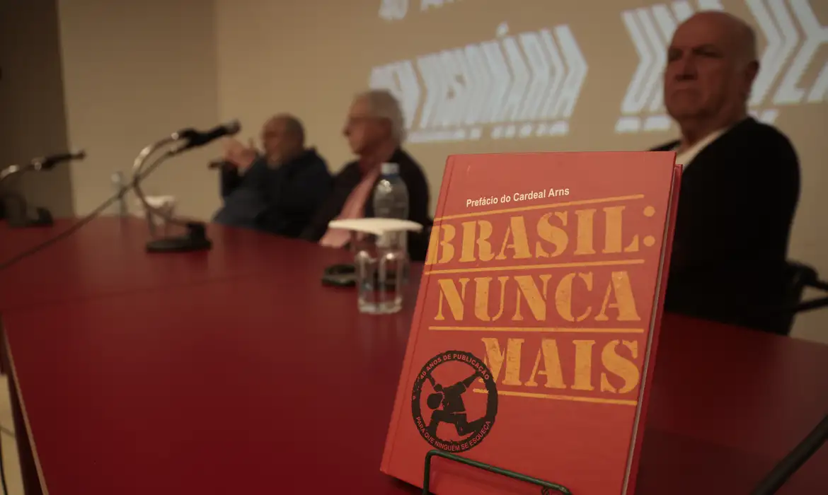 São Paulo (SP), 12/07/2025 - Evento do museu Memorial da Resistência de SP junto à Editora Vozes, de lançamento do livro Brasil: Nunca Mais. Apenas quatro meses após o “fim” da ditadura militar brasileira, o livro Brasil: Nunca Mais foi lançado discretamente em julho de 1985. Foto: Paulo Pinto/Agência Brasil