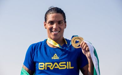 Domingão dourado! A primeira medalha do Time Brasil nos Jogos Mundiais de Praia #Doha foi dela: Ana Marcela Cunha venceu os 5km das Maratonas Aquáticas completando a prova em 59m51s