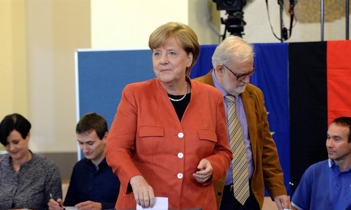 Favorita para garantir o quarto mandato, chanceler Angela Merkel vota em eleições legislativas alemãs