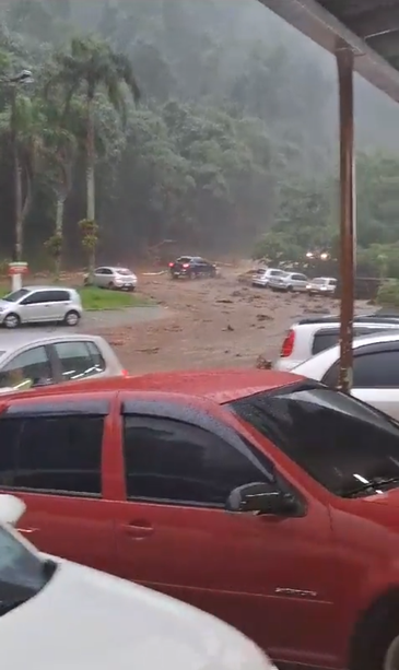 Chuva atinge Teresópolis. Ruas estão alagadas, sirenes foram acionadas e prefeitura alerta população.