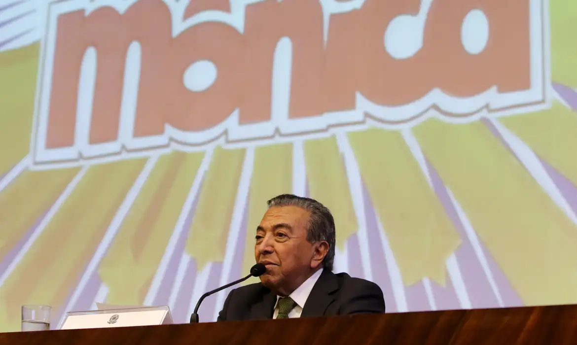 O cartunista e escritor Mauricio de Sousa, acompanhado de personagens da Turma da Mônica, recebe homenagem do Senado Federal, pela inclusão social das pessoas com deficiência em sua obra.