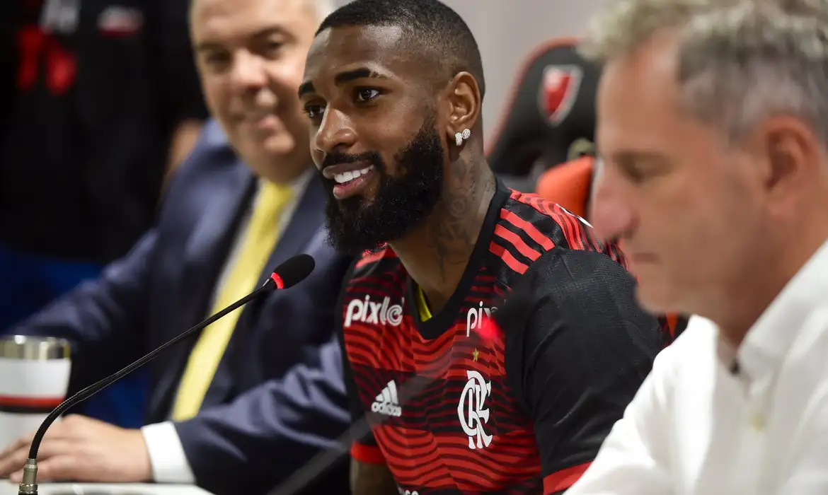 Retorno de Gerson é oficializado pelo Flamengo: 'Vamos juntos mais uma vez