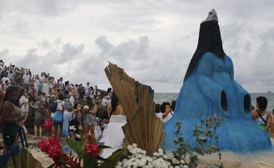 Rio de Janeiro (RJ) 02/02/2024 – Celebração ao Dia de Iemanjá, na praia do Arpoador. Foto: Fernando Frazão/Agência Brasil