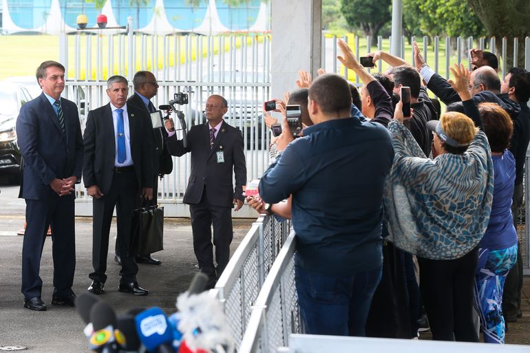 O presidente Jair Bolsonaro conversa com turistas no Palácio da Alvorada. |  Agência Brasil