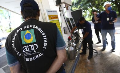 Força-tarefa integrada pela Agência Nacional do Petróleo, Gás Natural e Biocombustíveis (ANP), Procon e Inmetro fiscaliza postos revendedores de combustíveis em Brasília.