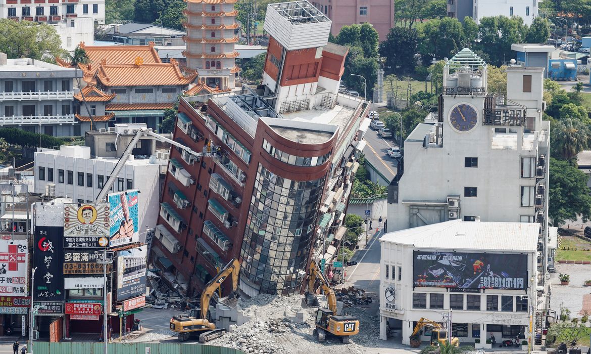 A general view as workers carry out operations while on an elevated platform of a firefighting truck at the site where a building collapsed, following the earthquake, in Hualien, Taiwan April 4, 2024. REUTERS/Carlos Garcia Rawlins