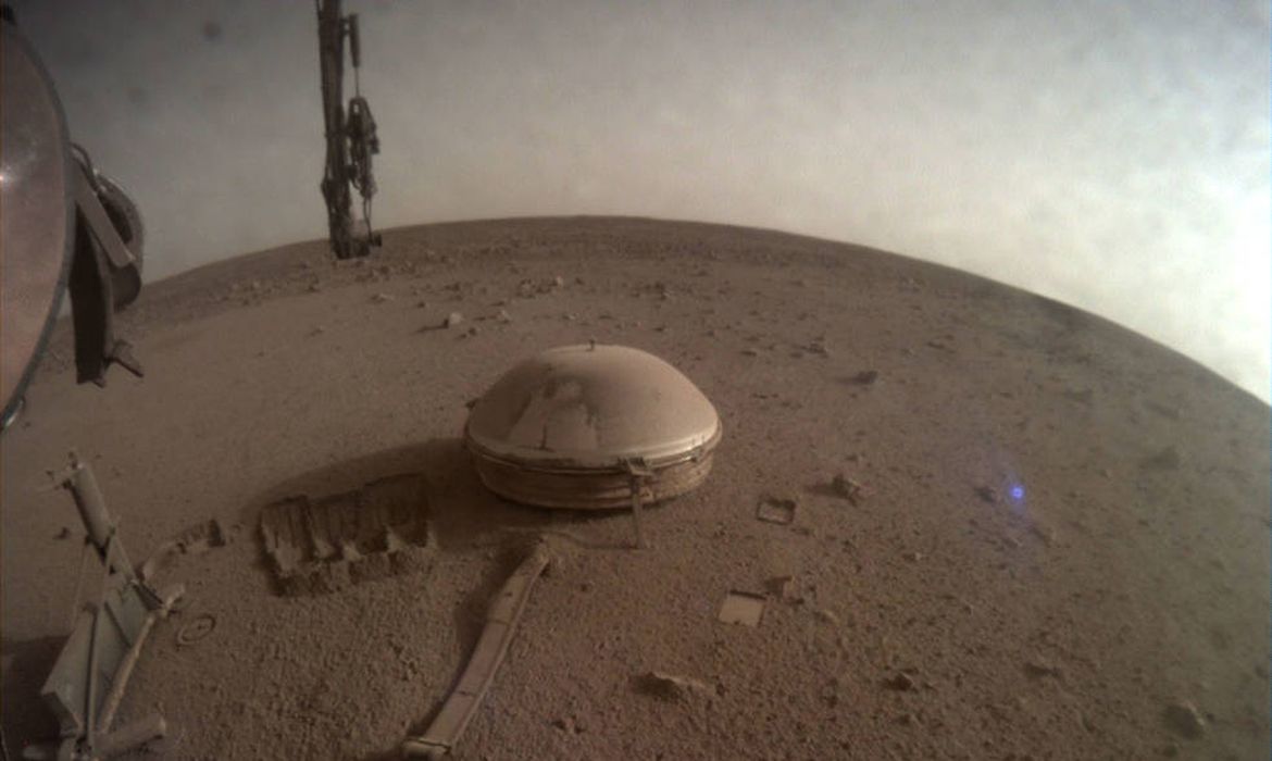 A sonda InSight Mars da NASA adquiriu esta imagem usando sua câmera de implantação de instrumentos (IDC) montada em um braço robótico. Foto: NASA/JPL-Caltech
