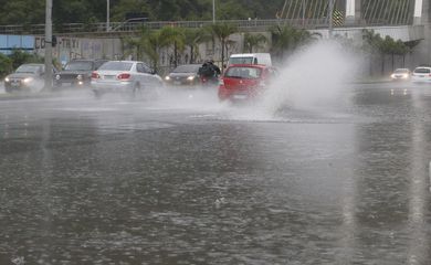 Frente fria traz tempestade, ventania e causa alagamentos no Rio de Janeiro. Acesso à Avenida Armando Lombardi com bolsão d'água prejudica o trânsito de veículos e pedestres na Barra da Tijuca.