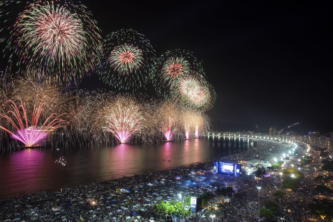 Gabriel Monteiro/SECOM Queima de fogos na praia de Copacabana, Réveillon Rio 2019