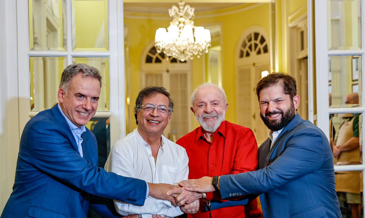 Presidente da República, Luiz Inácio Lula da Silva, é recepcionado pelo novo Presidente da República Oriental do Uruguai, Yamandú Orsi, o Presidente da República do Chile, Gabriel Boric, e o Presidente da República da Colômbia, Gustavo Petro. Montevidéu - Uruguai. 

Foto: Ricardo Stuckert / PR