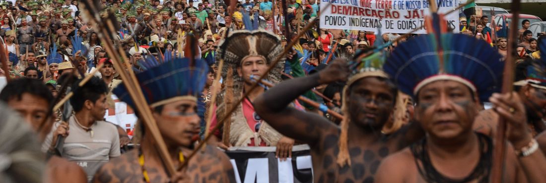 Índios que participam do Acampamento Terra Livre (ATL) fazem manifestação em frente ao Congresso