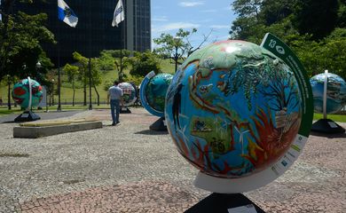  Exposição 17 ODSs para um Mundo Melhor nos jardins do BNDES traz esculturas em forma de globos terrestres representando os Objetivos de Desenvolvimento Sustentável das Nações Unidas