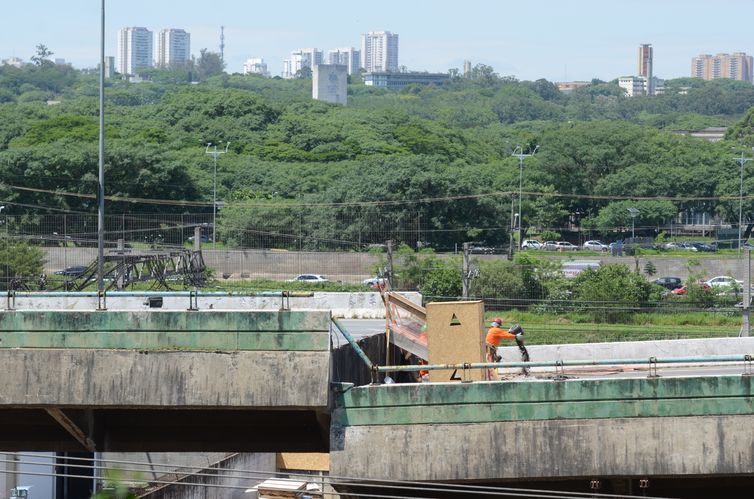 O prefeito de São Paulo, Bruno Covas, faz uma nova vistoria nas obras de recuperação do viaduto da pista expressa da Marginal Pinheiros