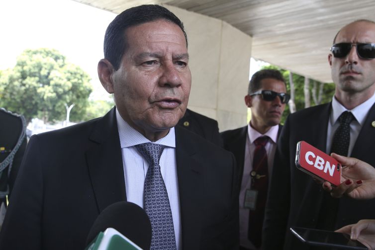  O presidente em exercício, general Hamilton Mourão, fala à imprensa 