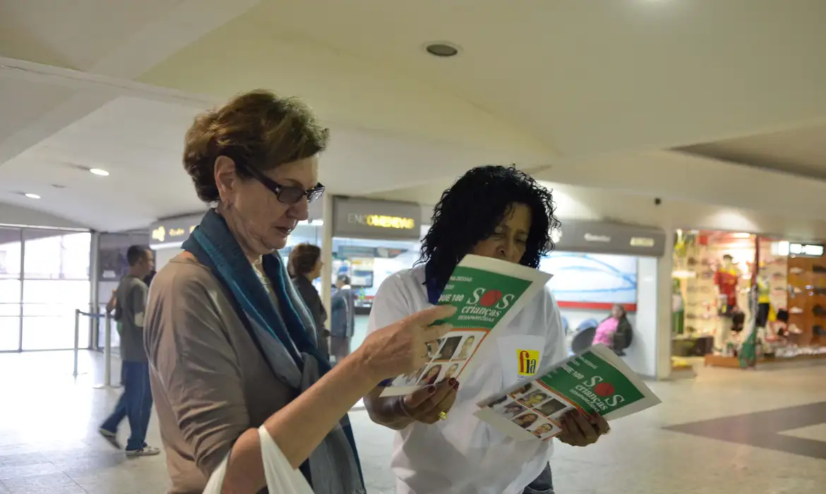 O Programa SOS Crianças Desaparecidas,  realiza, na Rodoviária Novo Rio, uma ação para despertar a atenção de pais e responsáveis para a cultura de identificação das crianças em viagens(Tânia Rêgo/Agência Brasil)