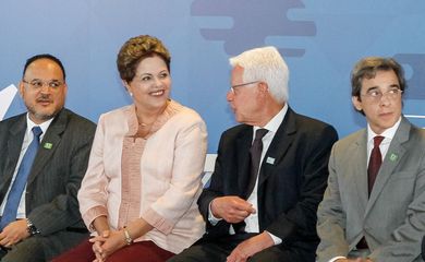 Presidenta Dilma Rousseff durante cerimônia de assinatura de contrato de concessão do Aeroporto Internacional Tancredo Neves. (Confins - MG, 07/04/2014) Roberto Stuckert Filho/PR