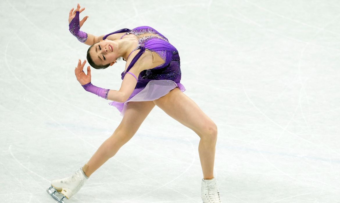 Kamila Valieva compete durante Olimpíada de Inverno Pequim 2022