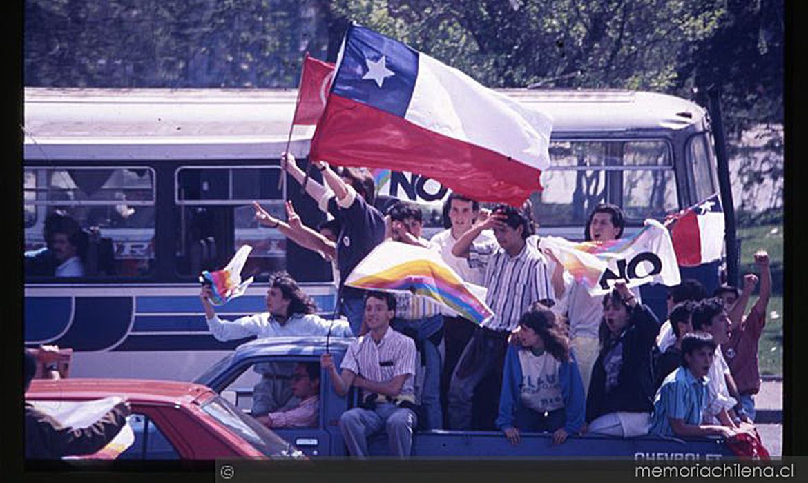 Chile – 50 anos do Golpe - População comemora a vitória do NO para permanência da ditadura – Foto: Biblioteca Nacional de Chile
