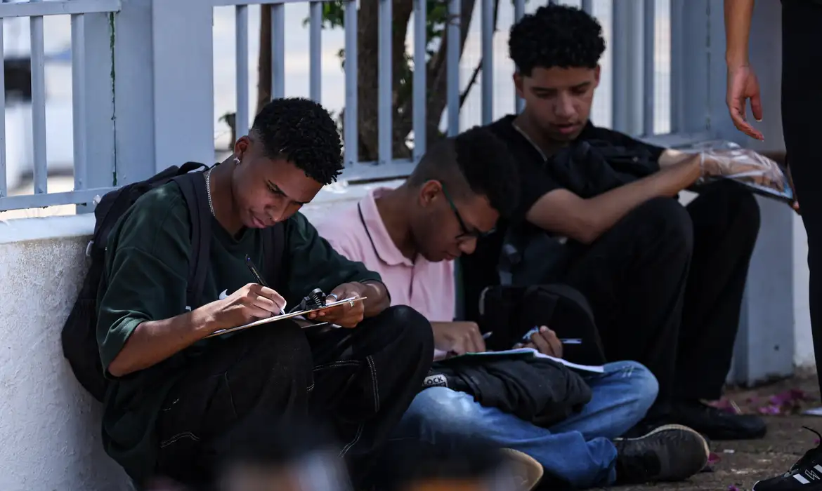 Brasília (DF), 16/11/2025 - Candidatos comparecem a local de prova para realização do segundo dia do Exame Nacional do Ensino Médio (Enem) 2025. Foto: Marcelo Camargo/Agência Brasil