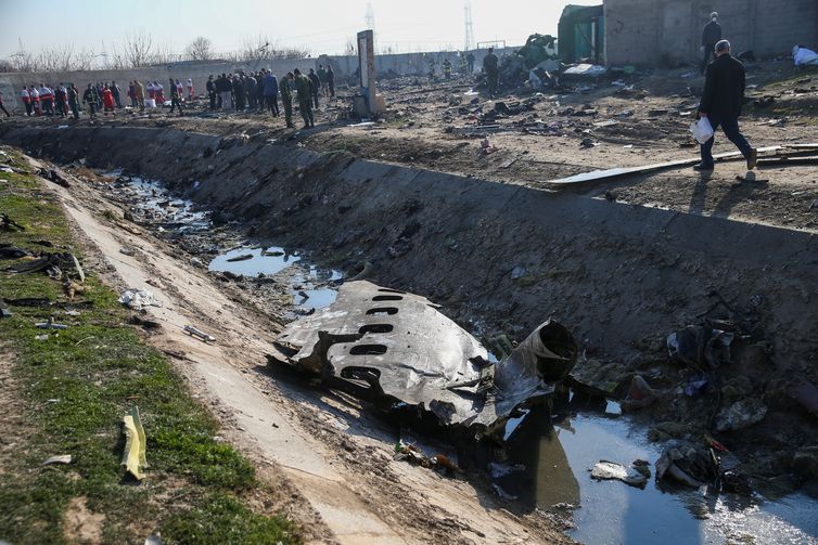 Restos de um avião pertencente à Ukraine International Airlines, que caiu após decolar do aeroporto Imam Khomeini no Irã, são vistos nos arredores de Teerã, no dia 8 de janeiro de 2020. Nazanin Tabatabaee / WANA (Agência de Notícias da Ásia