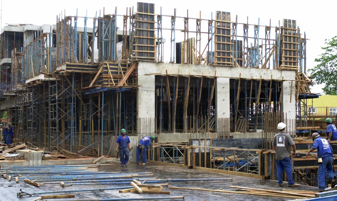 Indústria da construção civil registrou 50% de ociosidade em abril | Agência  Brasil
