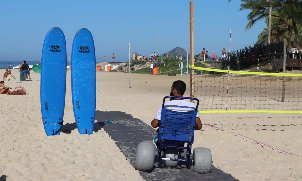 Projeto no Recreio oferece aulas de surfe e vôlei sentado
