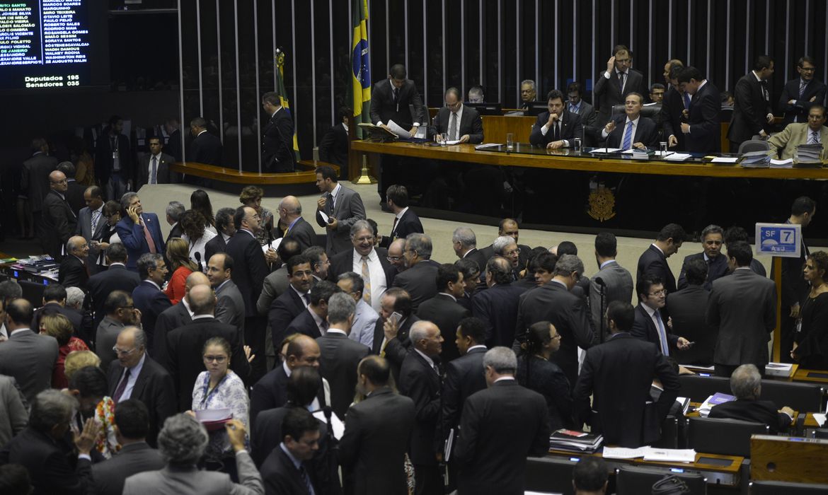 Brasília - O presidente do Senado, Renan Calheiros, preside sessão do Congresso no plenário da Câmara dos Deputados para analisar e votar vetos (Antonio Cruz/Agência Brasil)