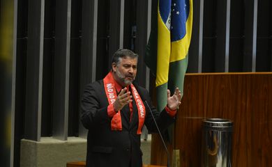 Brasília - Deputado Paulo Pimenta do PT durante discussão do processo de impeachment de Dilma, no plenário da Câmara (Antonio Cruz/Agência Brasil)