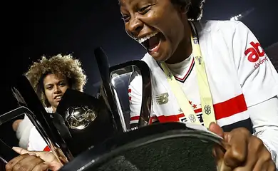 Volante Robinha comemora título da Supercopa Feminina 2025 - em 15/03
