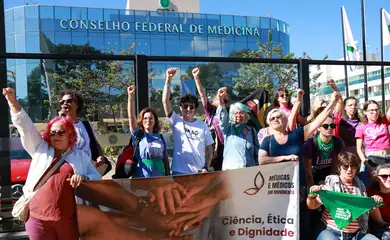 Brasília (DF) 23/05/2024 Representantes de movimentos de mulheres e feministas realizam ato de protesto em frente à sede do Conselho Federal de Medicina (CFM) contra a resolução do Conselho que impede o acesso à interrupção da gravidez nos casos previstos em lei. 
 Foto: Fabio Rodrigues-Pozzebom/ Agência Brasil