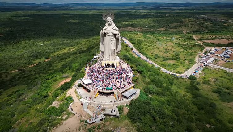 RADIOAGÊNCIA -  Estátua de Santa Rita de Cássia, no Rio Grande do Norte, cercada por fiéis.  Frame Santuário SRC
