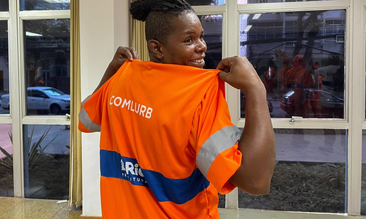 Rio de Janeiro (RJ) 20/02/2025 - A Companhia Municipal de Limpeza Urbana (Comlurb) começou a distribuir as novas blusas confeccionadas em Dry Fit como parte do uniforme dos garis do Rio de Janeiro. 
Foto: Comlurb/Divulgação