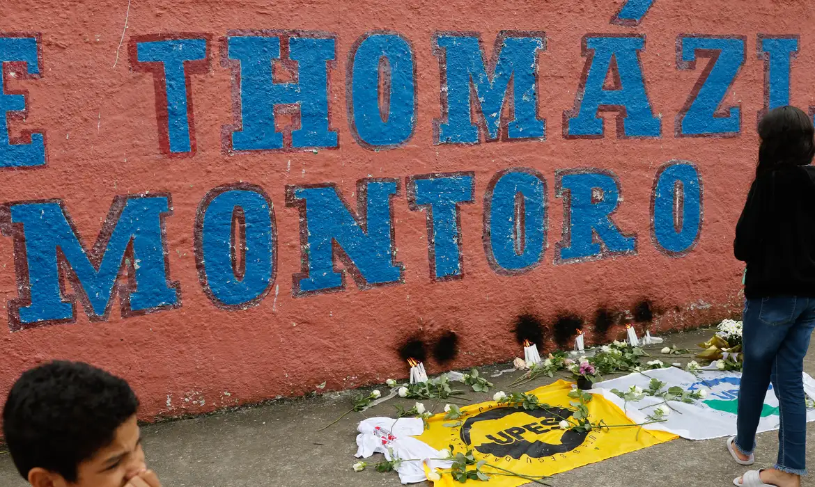 São Paulo (SP), 28/03/2023 - Alunos da escola estadual Thomazia Montoro e secundaristas do movimento estudantil prestam homenagens às vítimas do ataque, na porta da escola, em Vila Sônia. Foto: Fernando Frazão/Agência Brasil