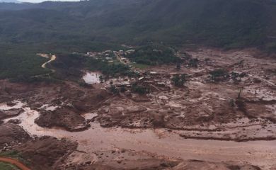 Mariana (MG) - barragem pertencente à mineradora Samarco se rompeu no distrito de Bento Rodrigues, zona rural a 23 quilômetros de Mariana, em Minas Gerais (Corpo de Bombeiros/MG - Divulgação)