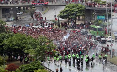 Tumulto no jogo entre Flamengo e Internacional no Brasileirão.
