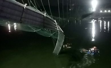 Ponte desaba na Índia